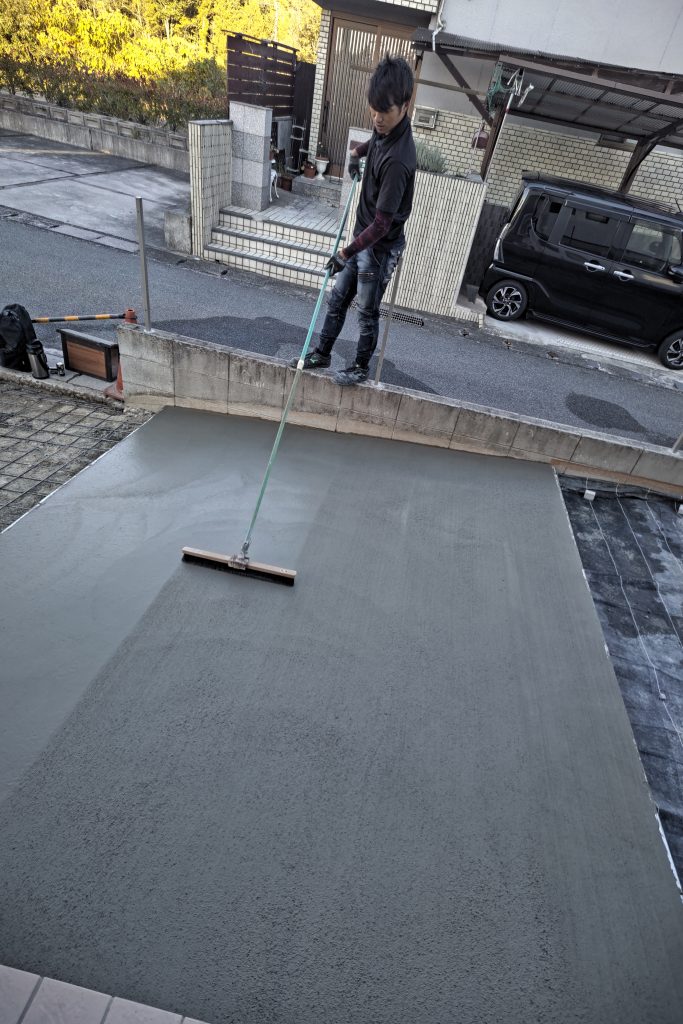 【ともやの外構道】土間コンクリート仕上げの難しさ｜金ゴテとトンボ掛けの現場から