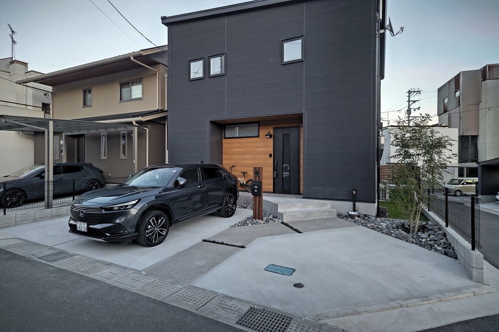 斜めにデザインした洗い出しのアプローチに、木彫のポストと石を飾る、必要箇所にだけ目隠しフェンスを（安芸郡・熊野町）