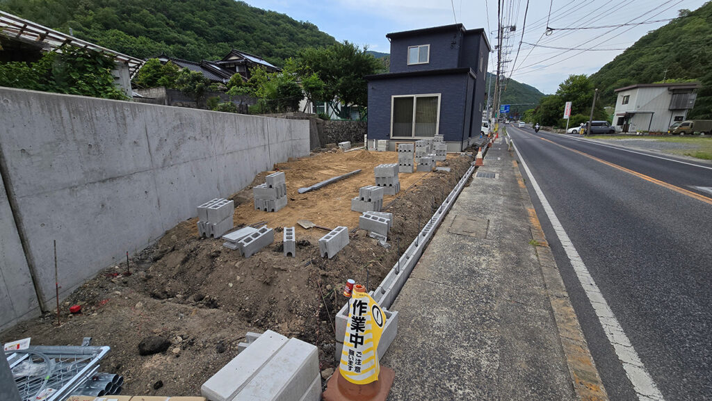 道路沿いの庭をドッグランに｜高低差対策とアメリカンフェンス施工事例ドッグラン！アメリカンフェンスでオシャレに