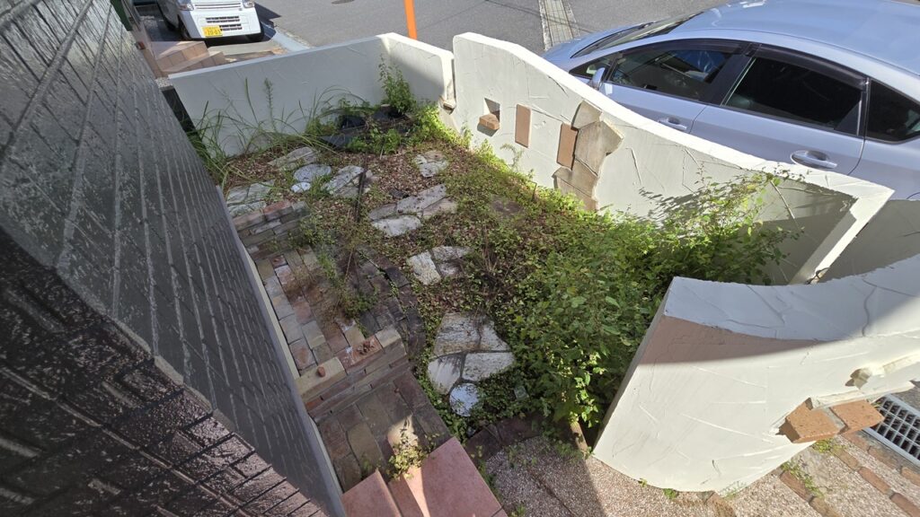 人工芝施工で雑草対策と美観を改善｜防草シートから下地整地までの施工事例（広島外構）