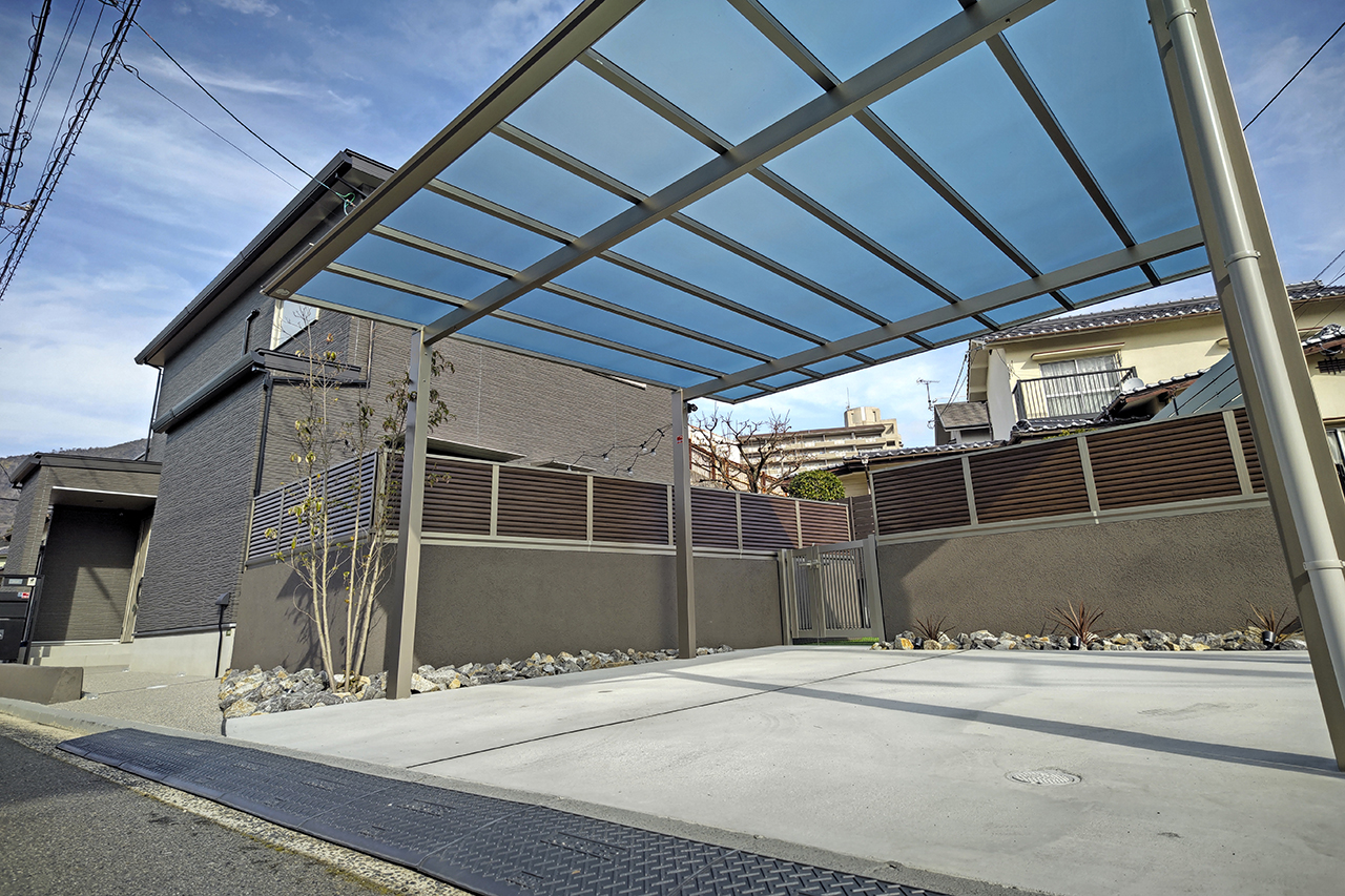 駐車スペースの周りに植栽+割栗石