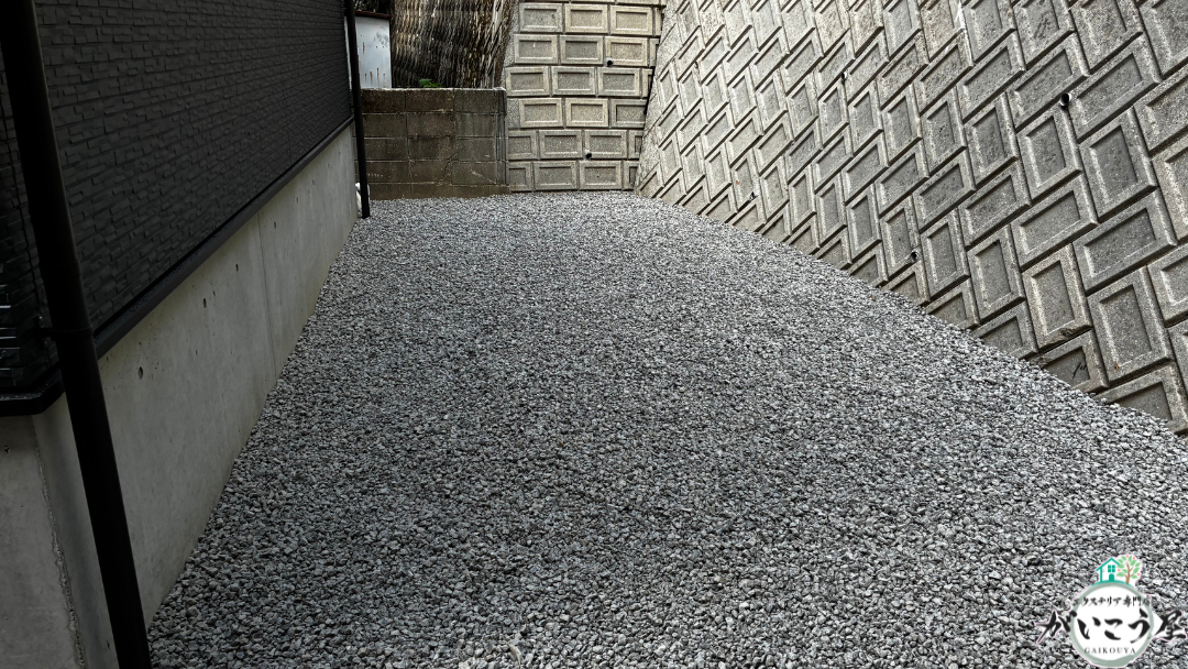 温かみと暮らしやすさを両立した玄関まわりの外構