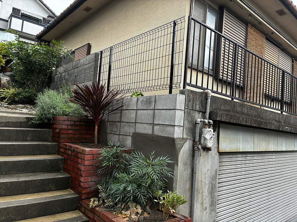 広島でブロック塀のやり替え＋外周防草工事｜倒壊リスクと雑草対策を同時に解決