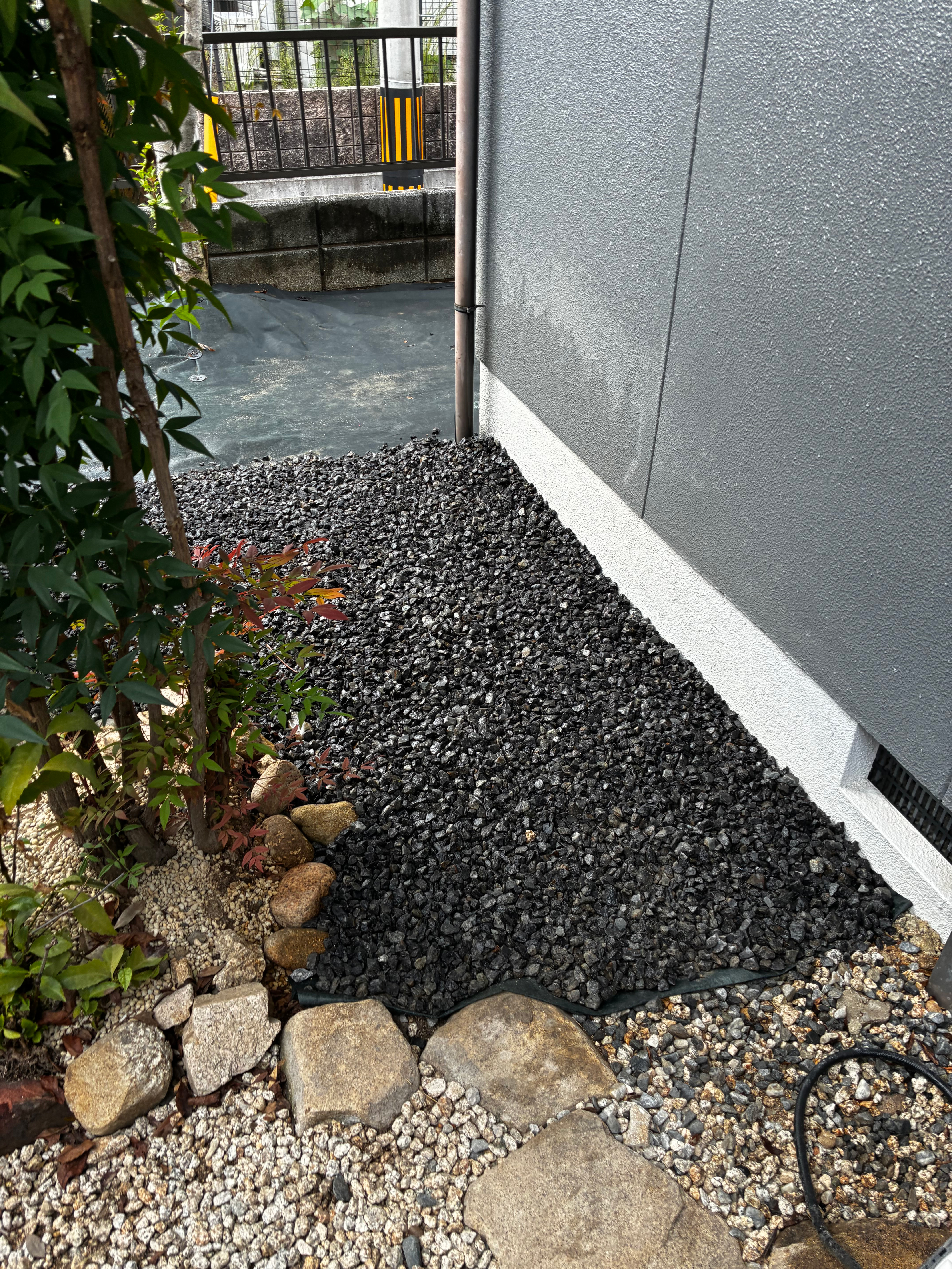 防草シートと砂利の施工