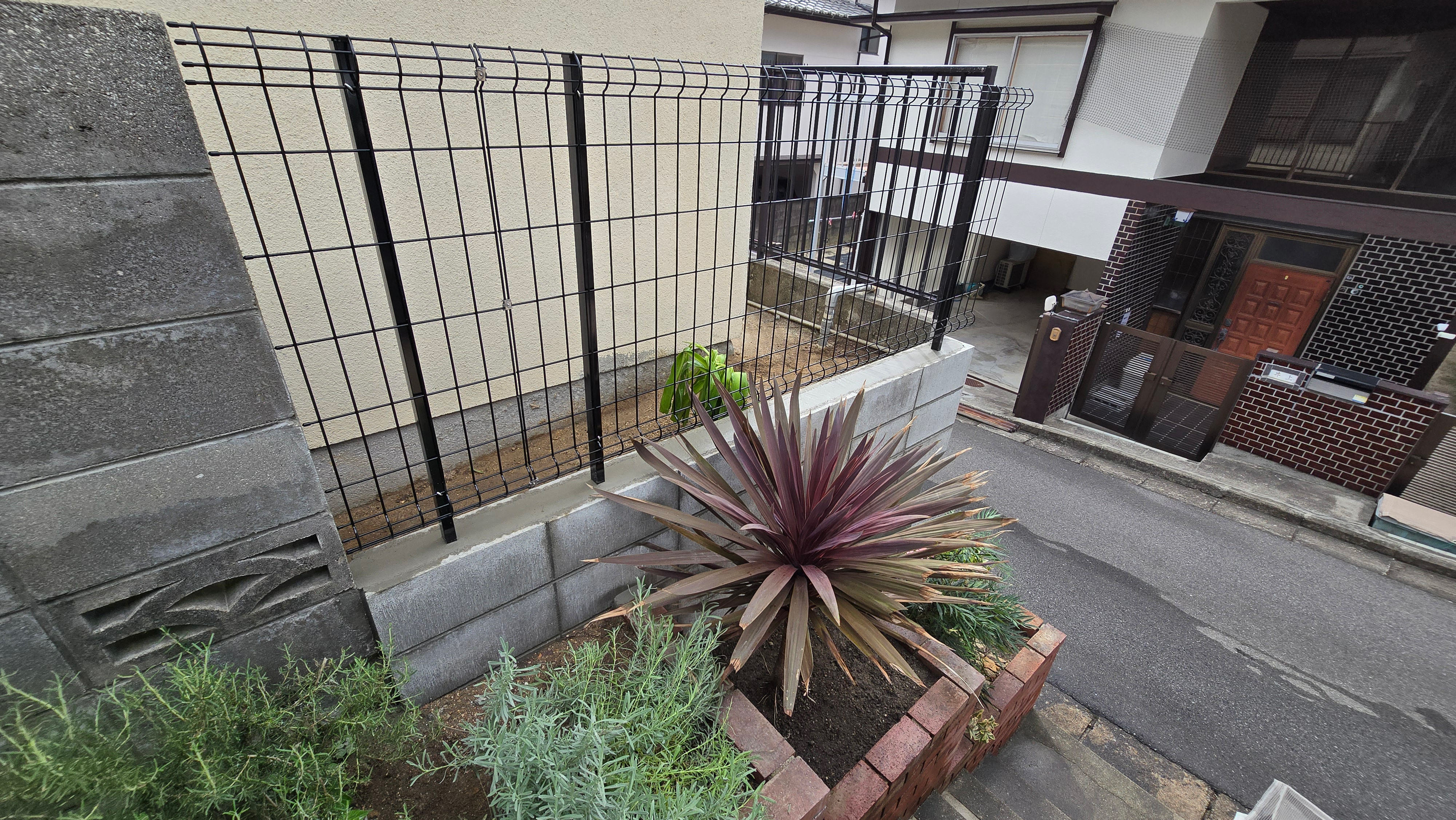 防草シートと砂利の施工