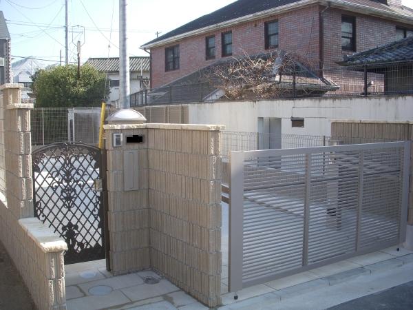 鋳物門扉と電動ゲートでクローズエクステリア　(中区・江波本町）